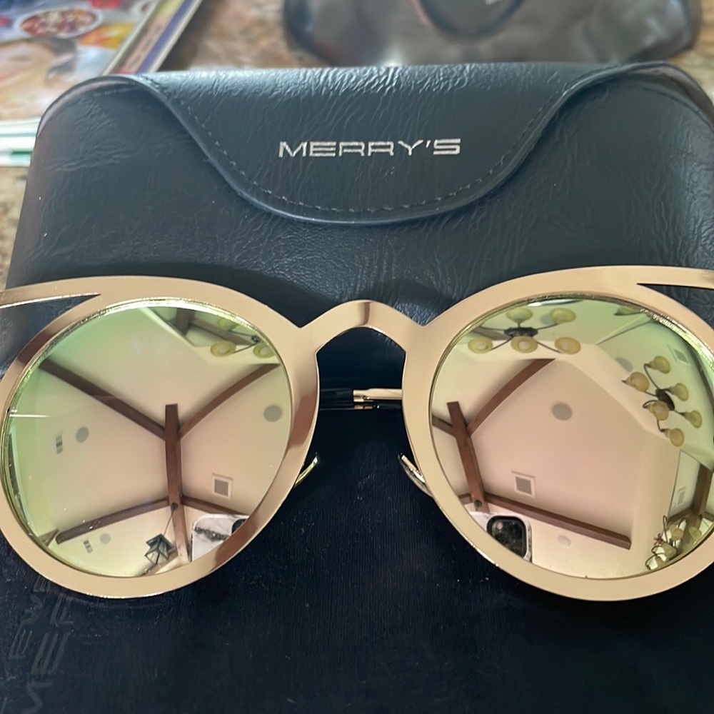 🕶Merry’s Gold ☀️Tone Sunglasses 🕶